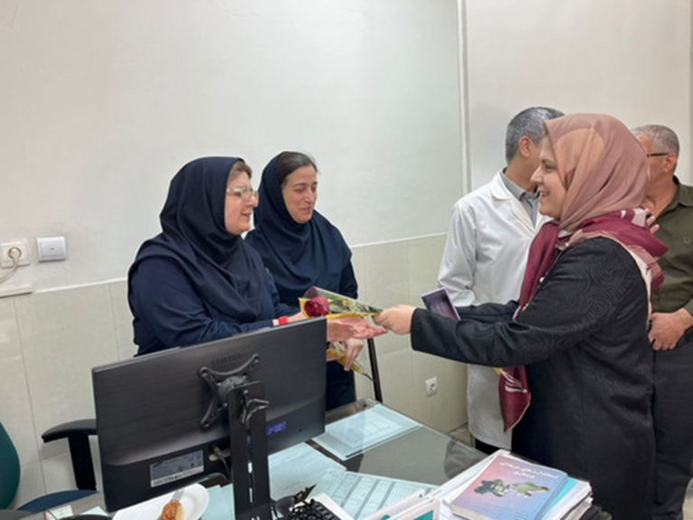 بازدید رئیس و مدیر بیمارستان از بخش‌های درمانی به مناسبت روز پرستار